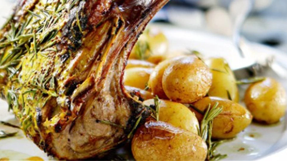 Χριστουγεννιάτικο τραπέζι με καρέ αρνιού με δενδρολίβανο